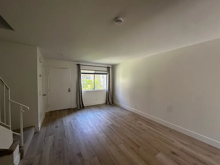 637 Beverly Pl — Photo 2