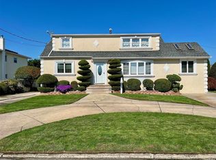 239 Farmers Ave, Lindenhurst, NY 11757
