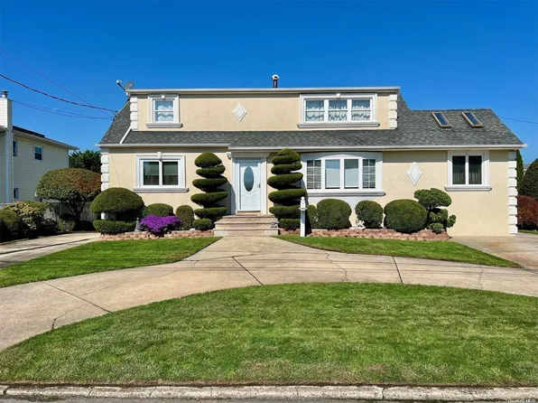 239 Farmers Avenue, Lindenhurst, NY 11757