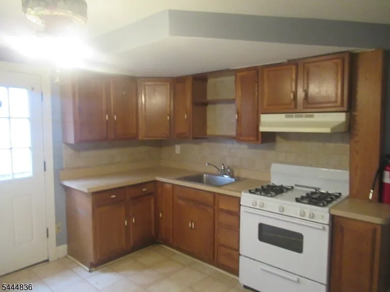 137 Thompson Ave — Photo 4