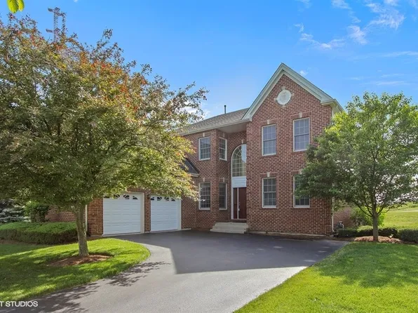 69 Tournament Dr S, Hawthorn Woods, IL 60047