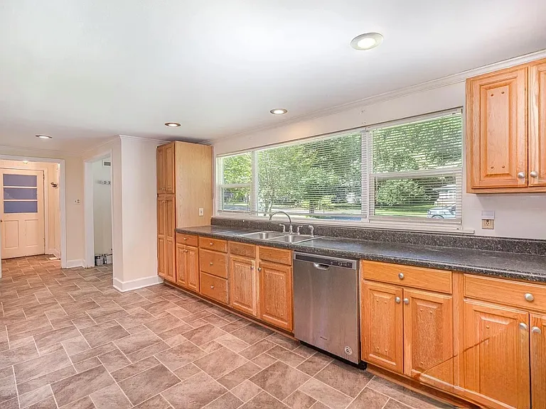409 Edgewood Ct — Photo 9