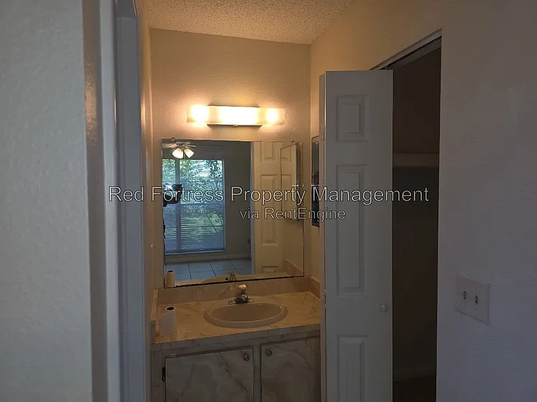 1049 Ridgeway Dr — Photo 7