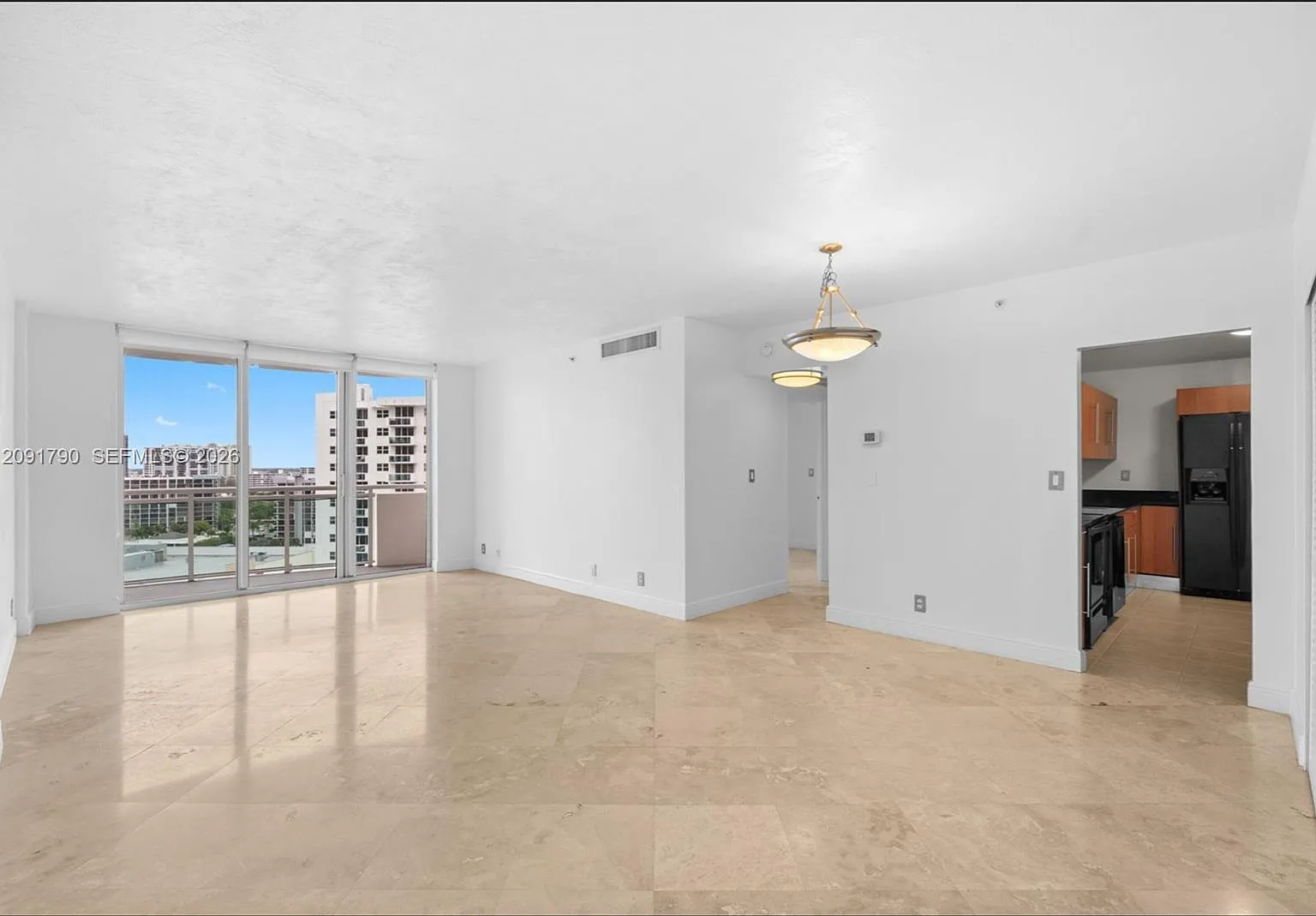 Residences On Hollywood B — Photo 2