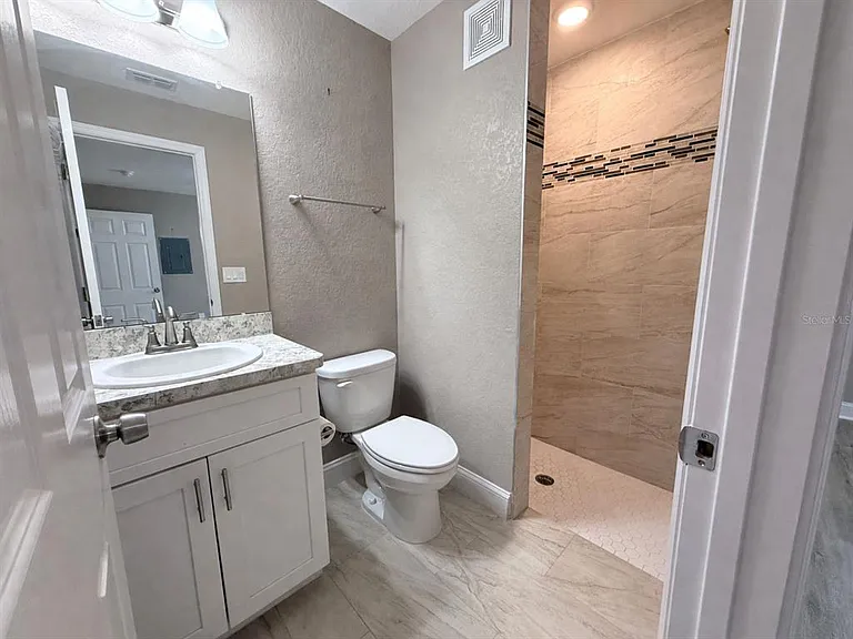 1137 Sycamore St — Photo 8