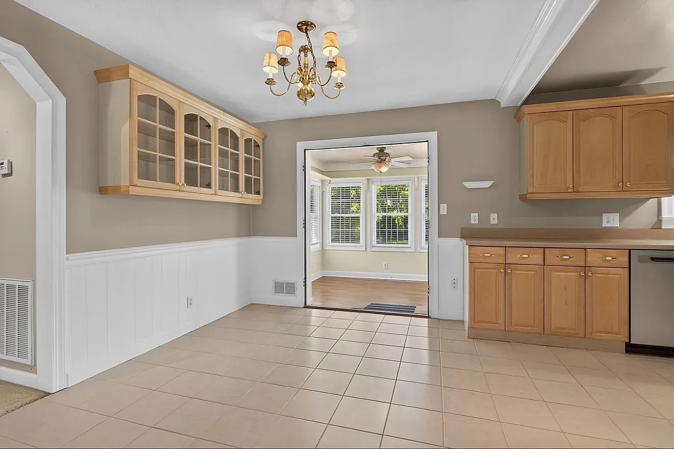 3 bed, 1.5 bath, 1389 sqft, $2,200 — Photo 3