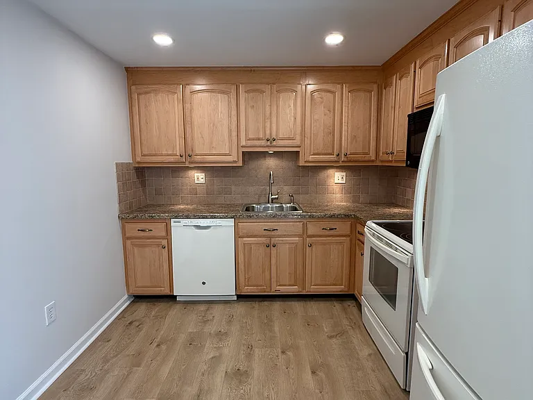 1 Barrington Dr #B — Photo 8