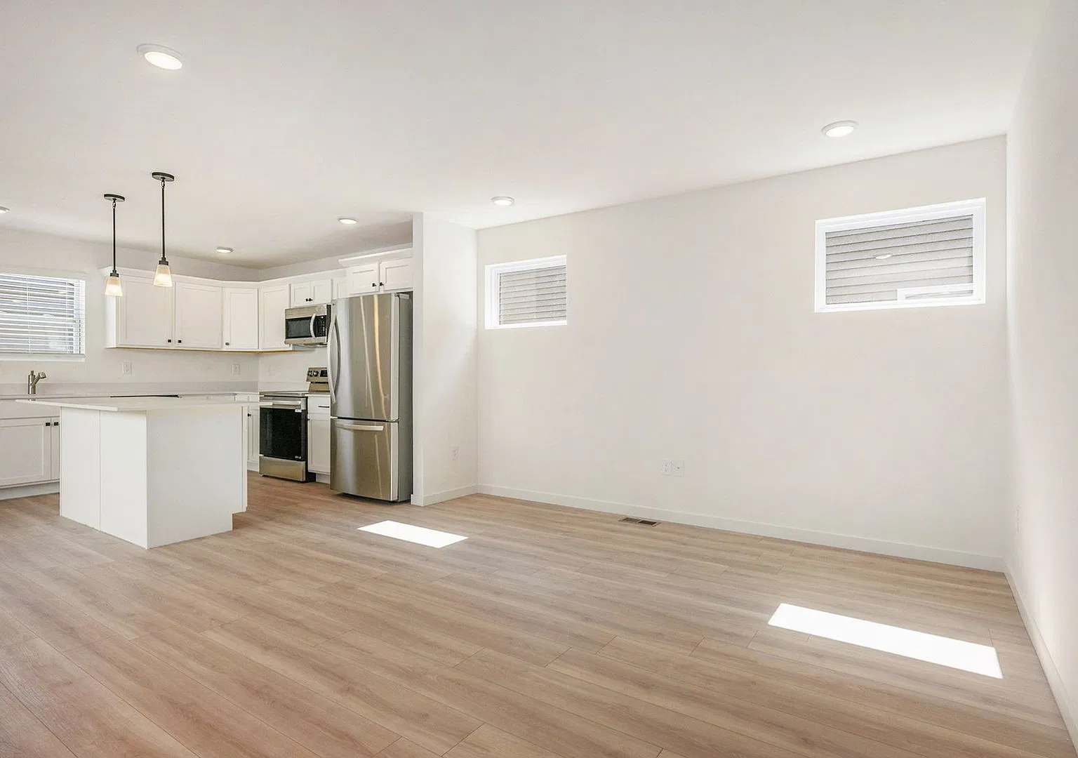 1 Month FREE Rent! Applied to Your First Full Month. Terms & Conditions Apply. — Photo 4
