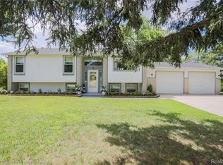 2687 Los Angeles Dr, Wolverine Lake, MI 48390