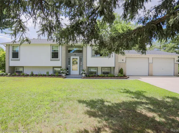 2687 Los Angeles Dr, Wolverine Lake, MI 48390