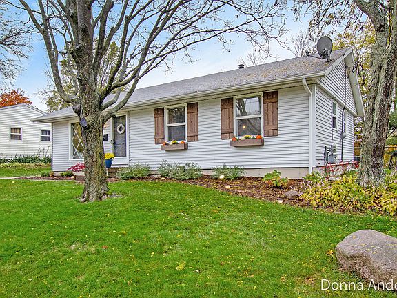 2nd image of 147 Lincoln Ct NE