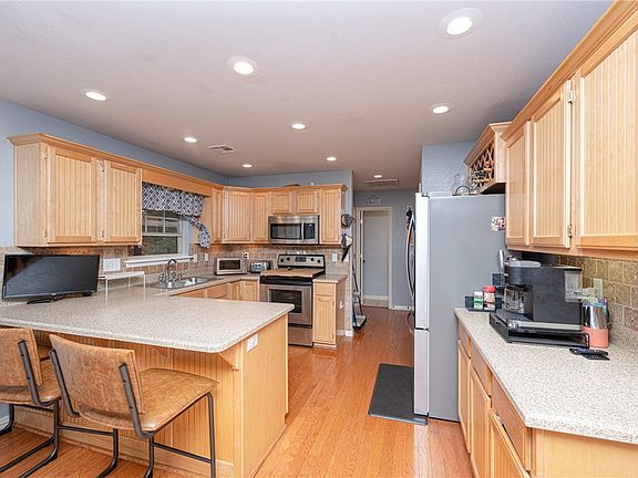 4th image of 6 Eppington Ln
