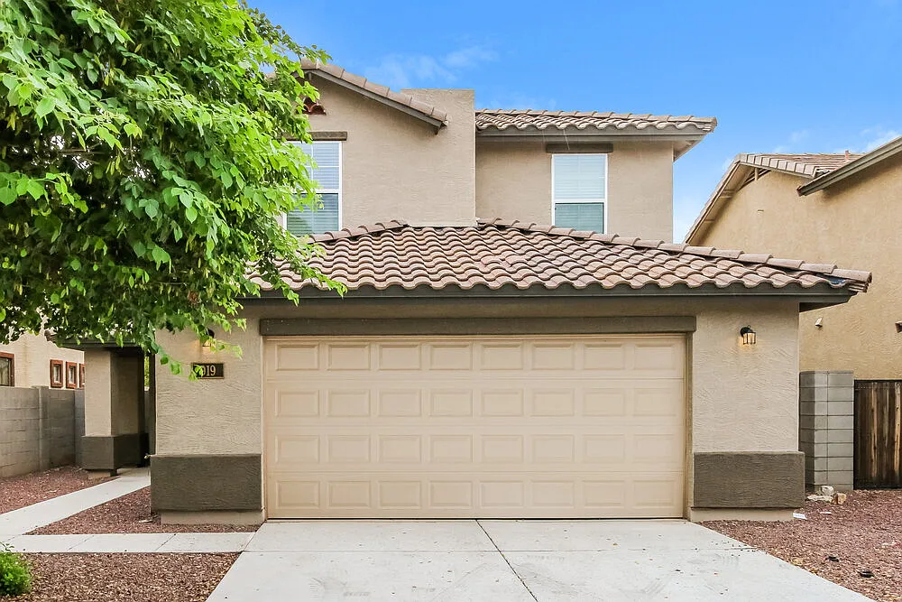 3 bed, 2.5 bath, 1427 sqft, $2,400 — Photo 1