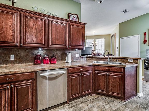 3rd image of 1414 Whispering Oaks Dr