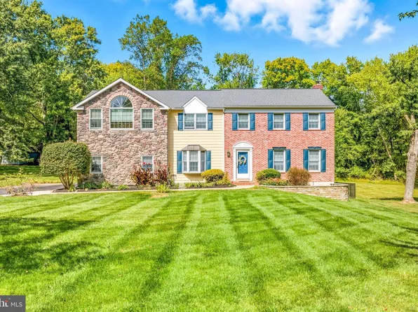 76 Colonial Cir, Thornton, PA 19373