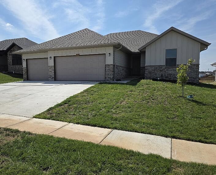 1st image of 931 S Pindall Lane