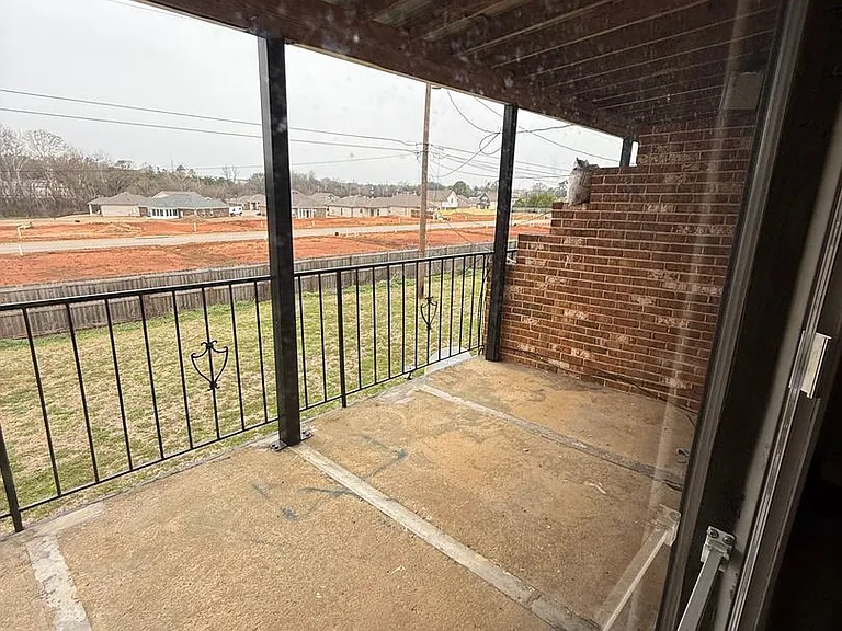 206 Cloverleaf Dr — Photo 10