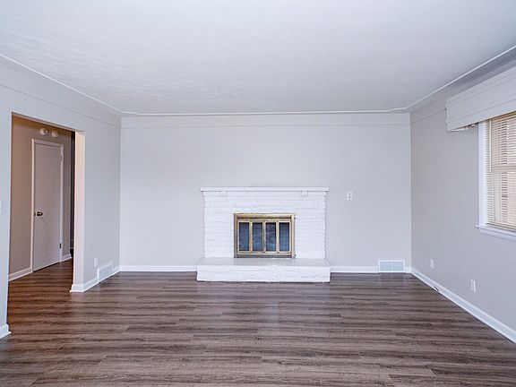 3rd image of 5041 Breckenridge Dr NE
