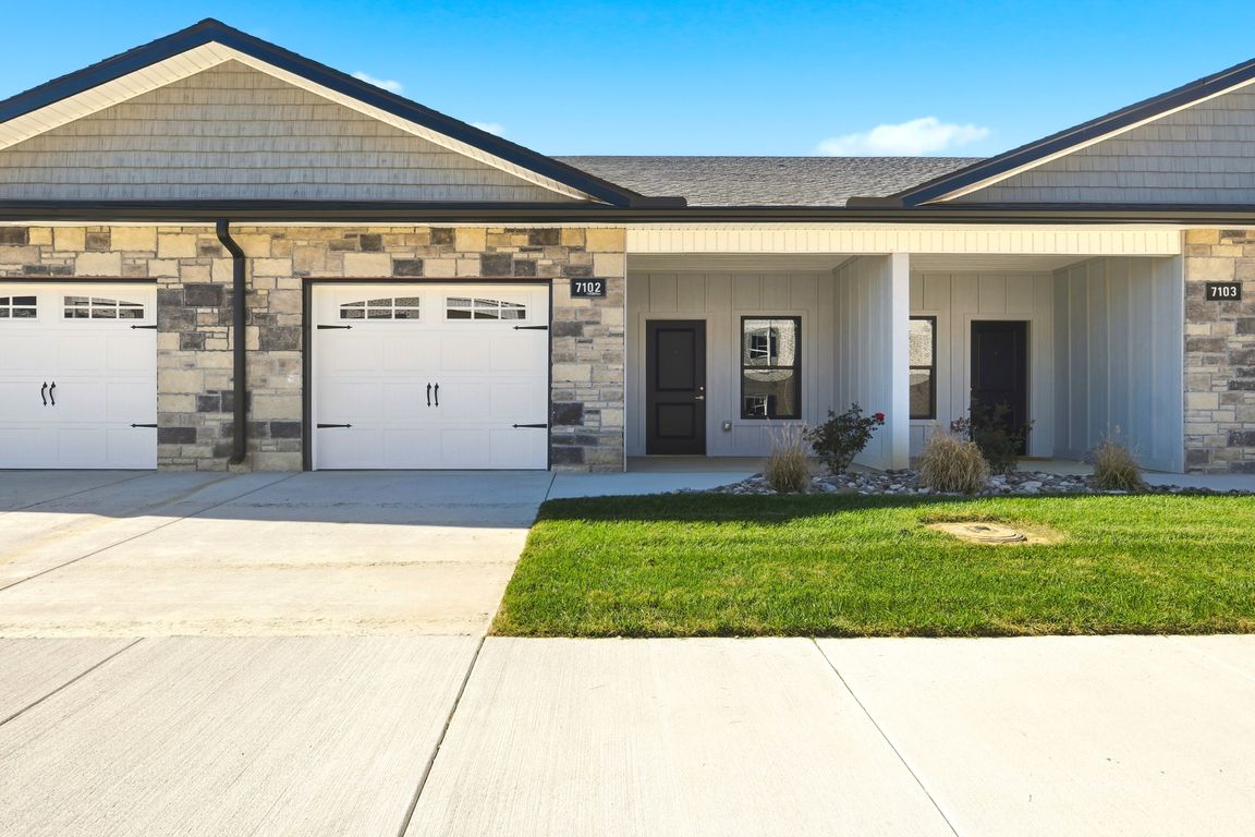 2b/2ba patio style units w/ private front and back porch,