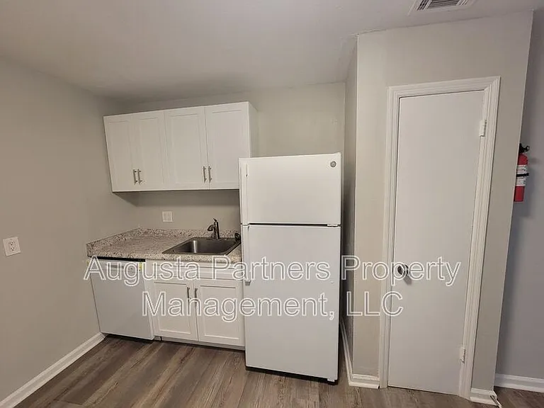 112 3rd St #F — Photo 6