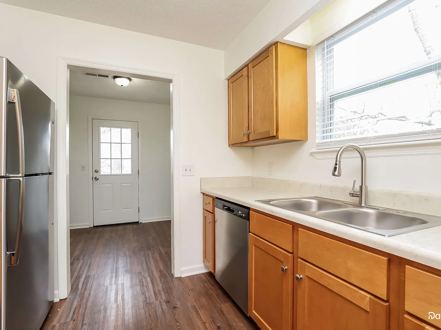 3 bed, 2.0 bath, 1224 sqft, $2,050 — Photo 4