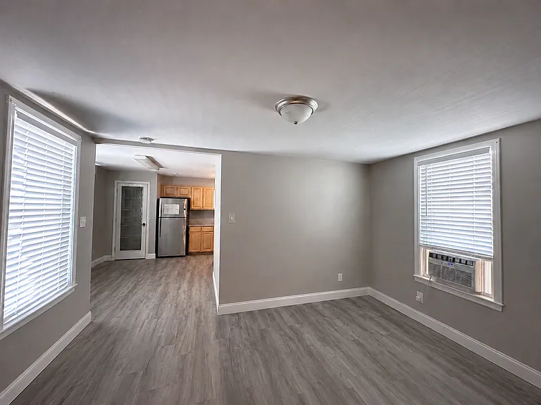 71 1/2 73 Walnut St #101 — Photo 16