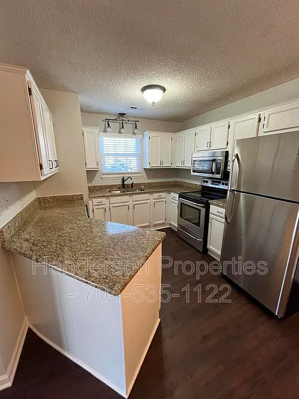 3 bed, 2.0 bath, 1021 sqft, $1,650 — Photo 3