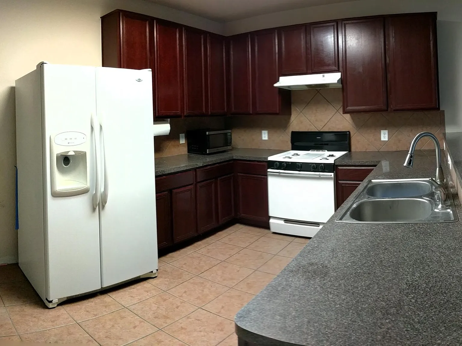 4 bed, 2.5 bath, 3234 sqft, $2,390 — Photo 4