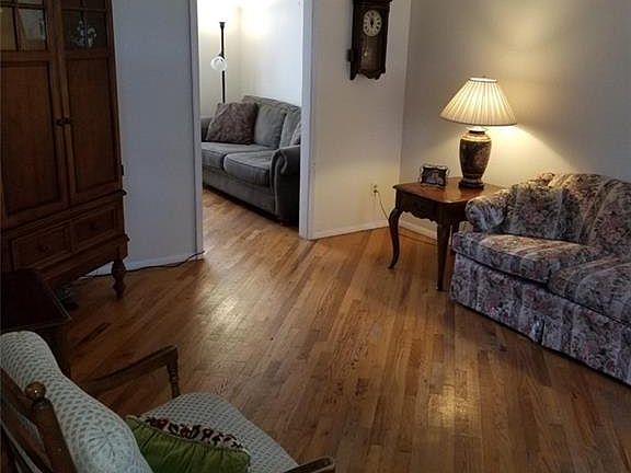 3rd image of 209 Butter Hill Dr