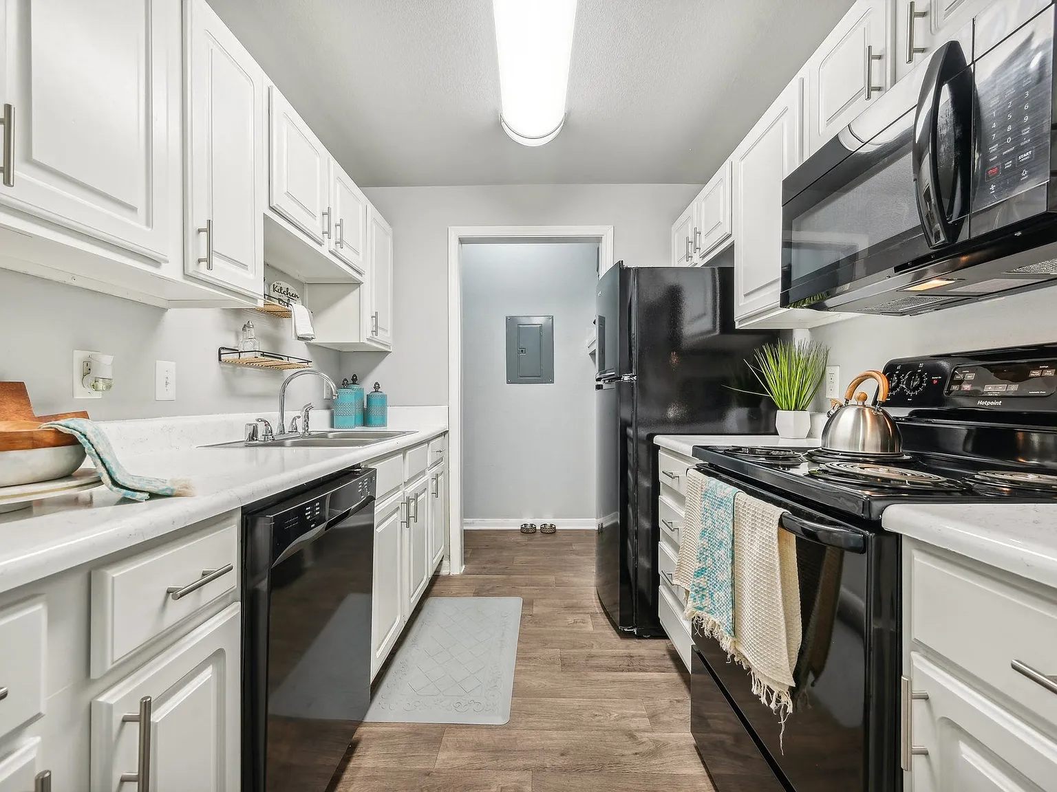 Landings of Carrier Parkway Apartments — Photo 4
