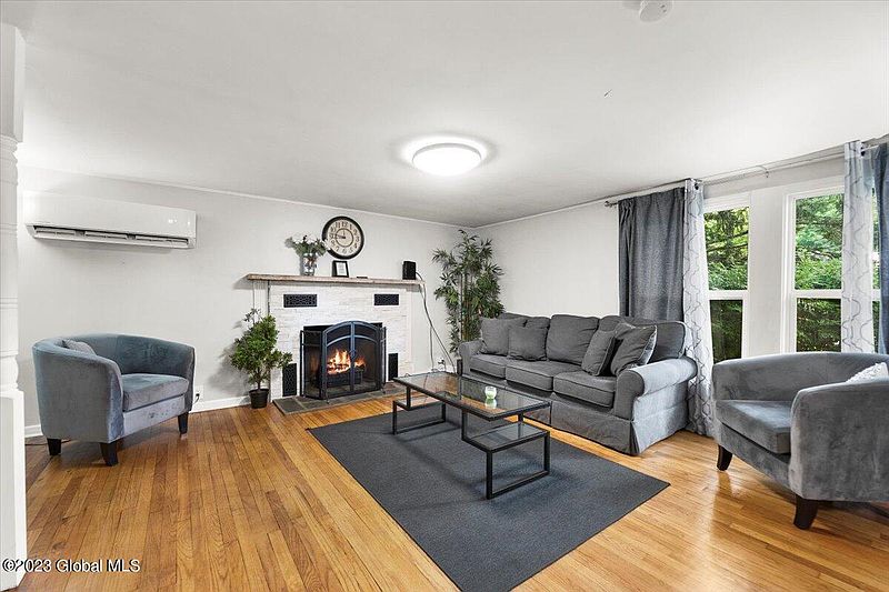 3rd image of 44 King Street