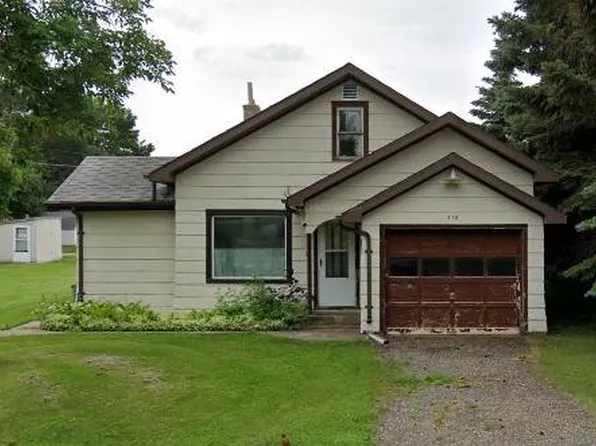 218 14th St NW, Devils Lake, ND 58301