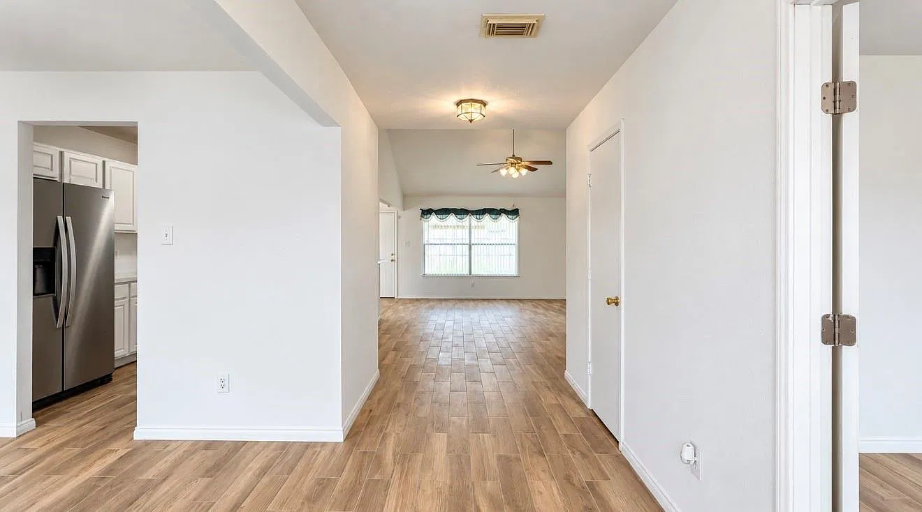 3 bed, 2.0 bath, 1981 sqft, $2,075 — Photo 4