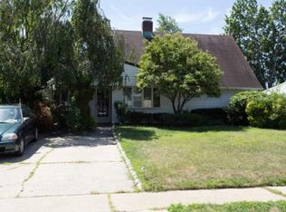 30 Swallow Ln, Levittown, NY 11756