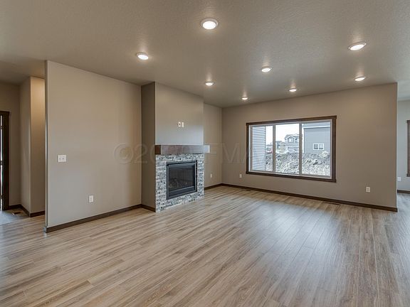 4th image of 1182 Brooks Dr W