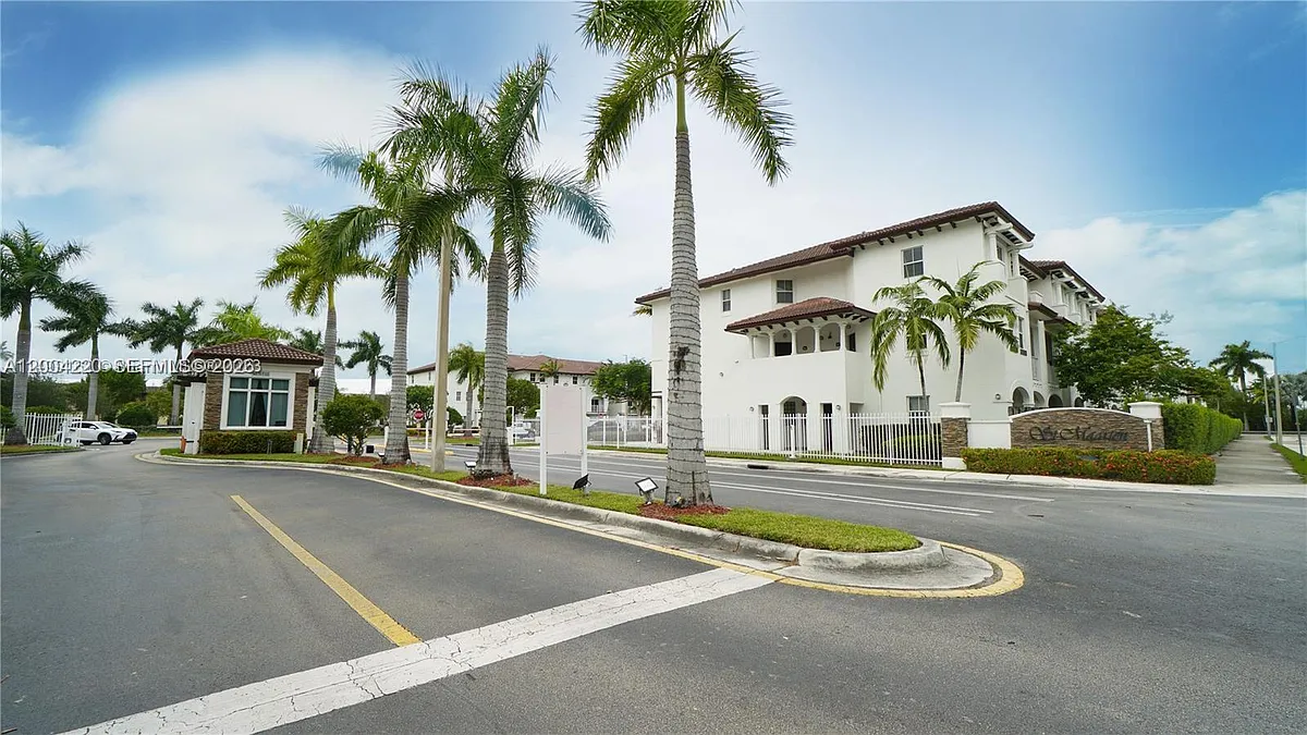 Building Photo - 8900 NW 97th Ave #104