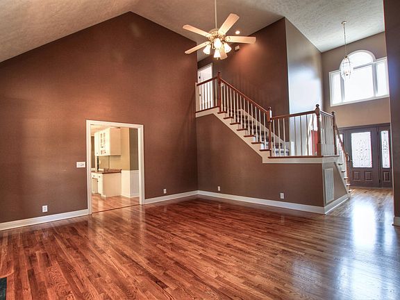 3rd image of 714 Shady Grove Dr