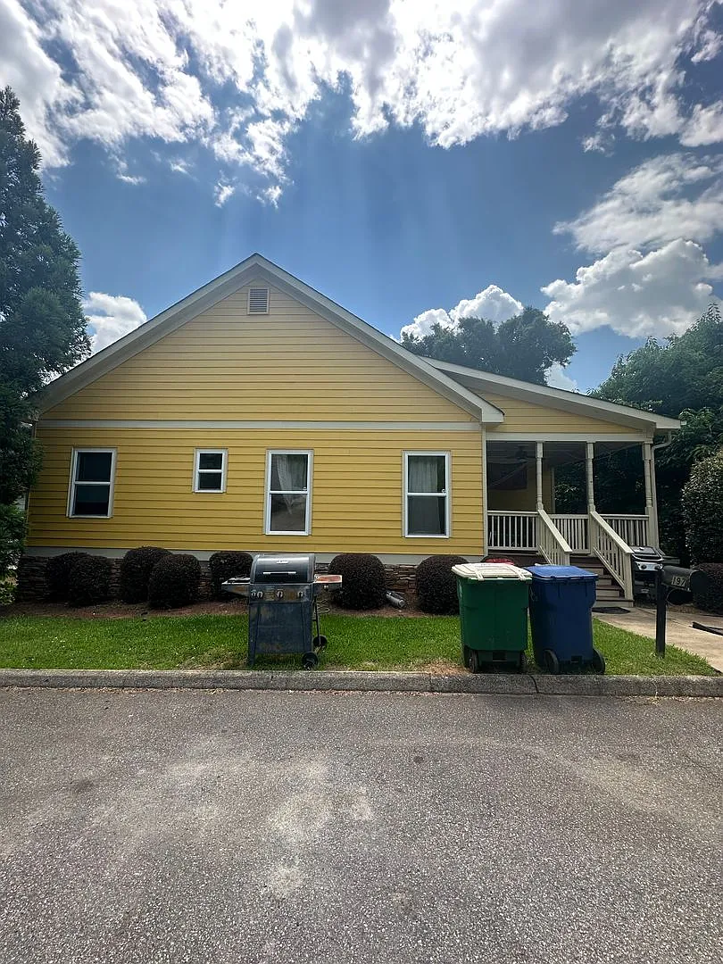 Large 4 Bedroom, 3 bathroom house near Downtown — Photo 2