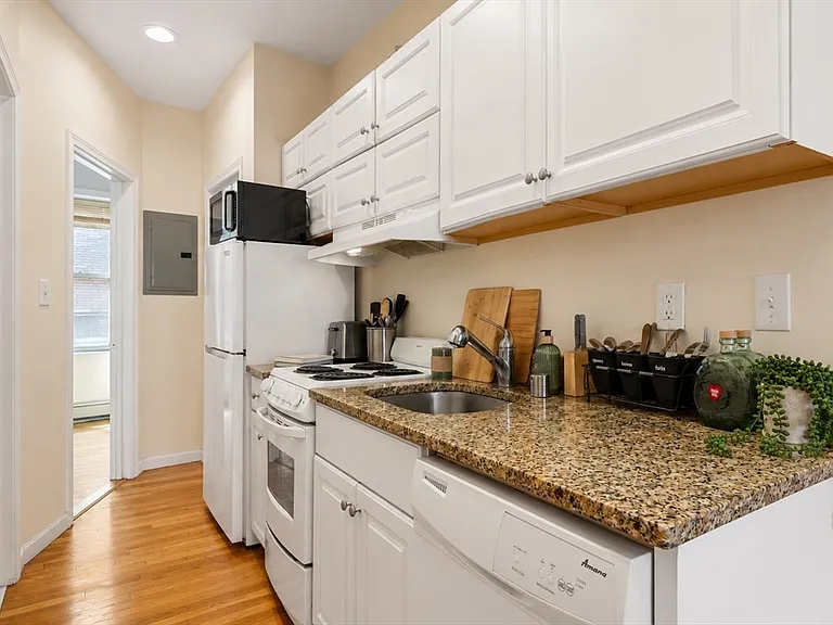 28 Phillips St #3 — Photo 4