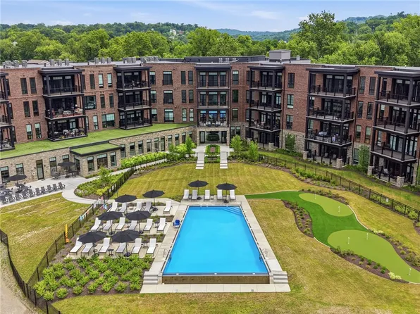 1 1st St #413, Oakmont, PA 15139