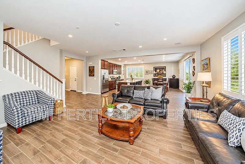 4 bed, 3.0 bath, 2690 sqft, $3,600 — Photo 4