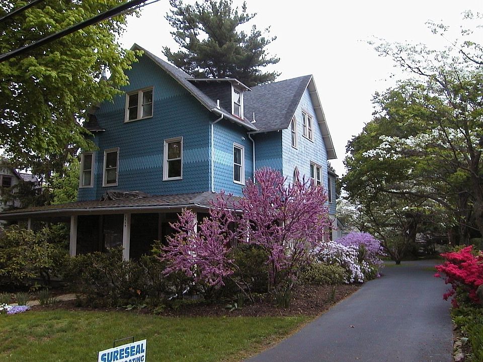 Exterior Front+driveway