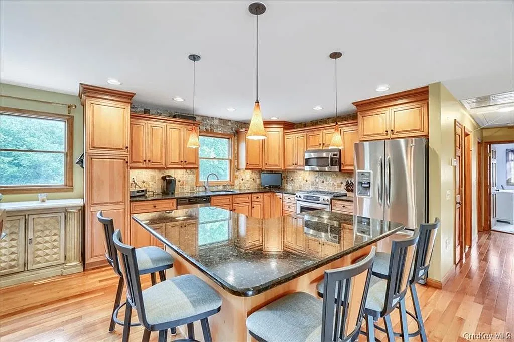 4 bed, 2310 sqft, $3,750 — Photo 4