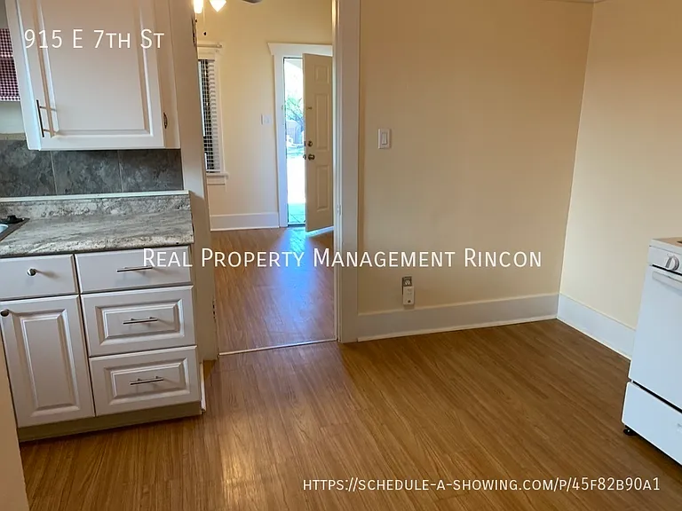915 E 7th St — Photo 12
