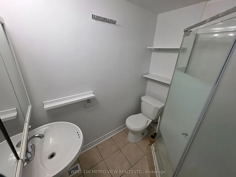 1075 Dufferin St — Photo 10