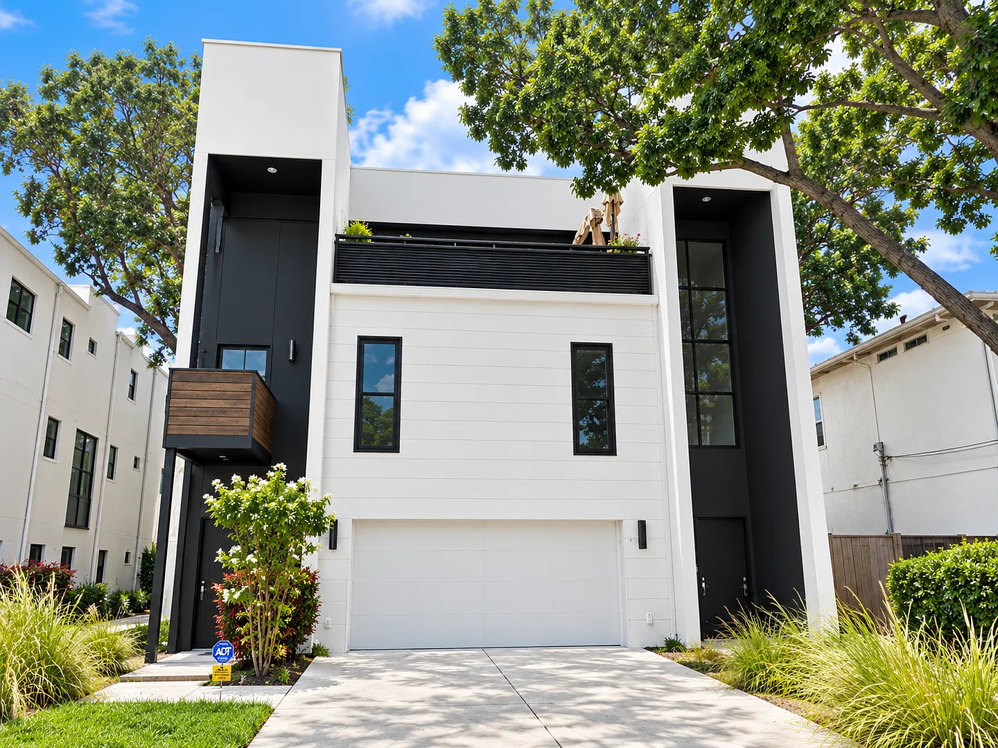 Modern South Tampa Living | 3 Bedrooms | 2.5 Bathrooms | 2-Car Garage | Rooftop Deck — Photo 1
