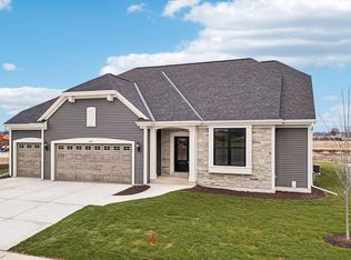 1691 Hammock Ln, Oconomowoc, WI 53066