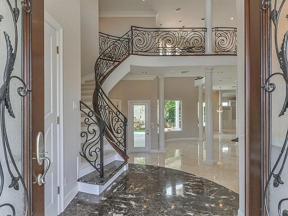 2nd image of 517 Villa Dr