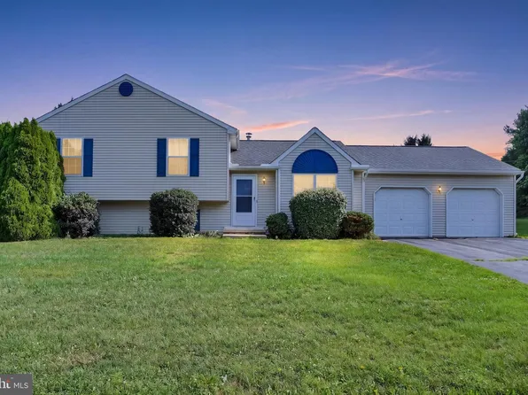 15 Katie Ct, Stewartstown, PA 17363
