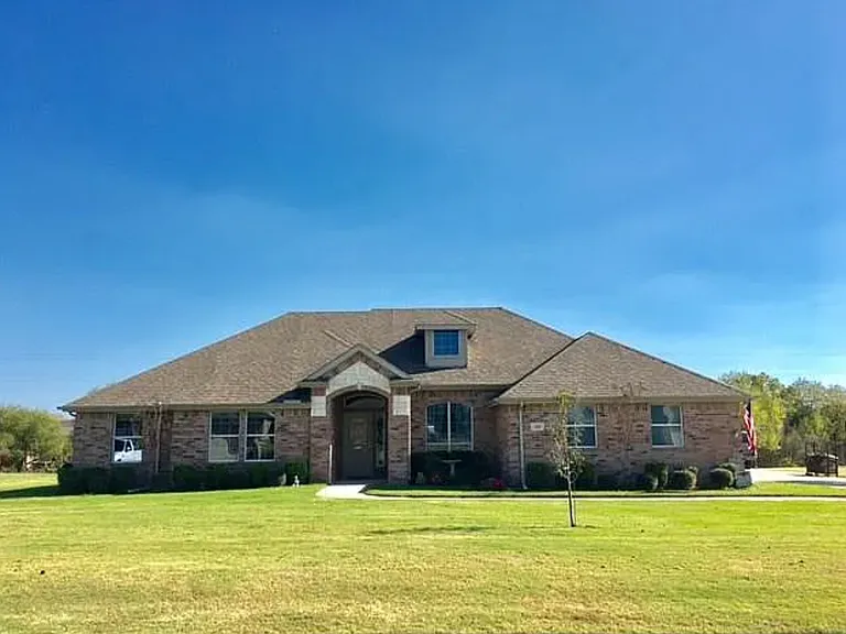 202 Valen Dr — Photo 2